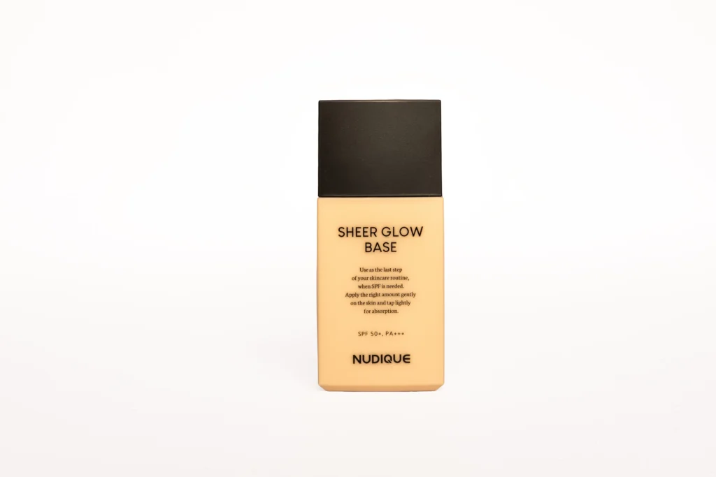 NUDIQUE SHEER GLOW BASE -  נודיק - איפור בסיס בכיסוי קל למראה זוהר
