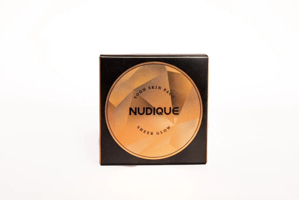NUDIQUE SOON SKIN SHEER GLOW PACT - נודיק סון סקין - פודריה למראה זוהר בכיסוי קל - גוון 23 בז' טבעי