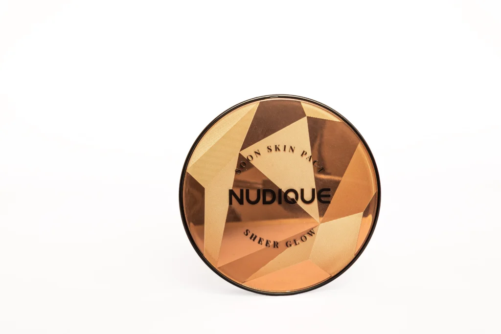 NUDIQUE SOON SKIN SHEER GLOW PACT - נודיק סון סקין - פודריה למראה זוהר בכיסוי קל - גוון 23 בז' טבעי